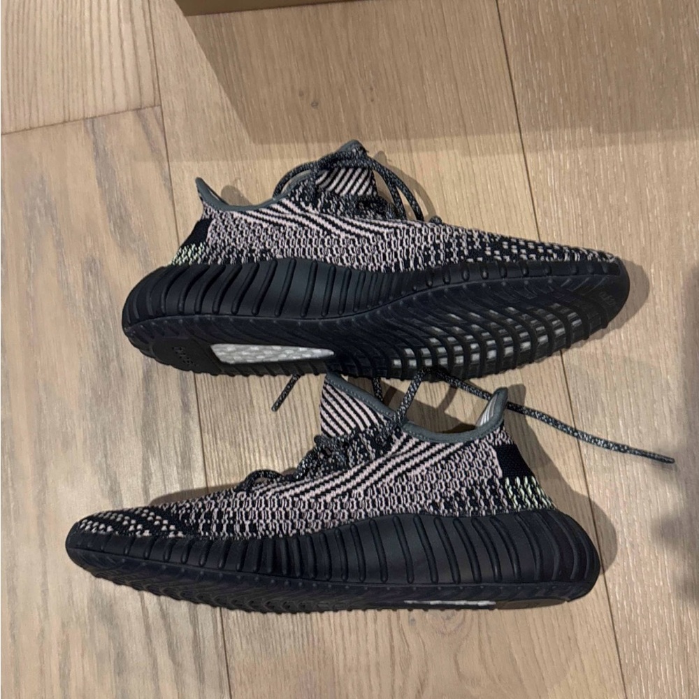 Yeezy Yecheil size 8.5